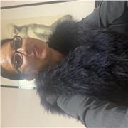 Avvocato impartisce lezioni di diritto per studenti di scuole superiori ed università.